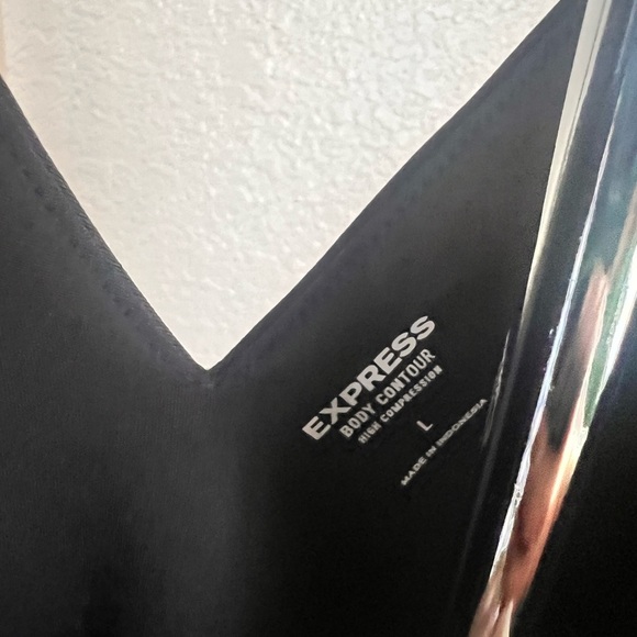 Black V-Neck Sleeveless Top - Picture 3 of 3